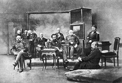 Группа членов V отдела РТО, снятая 11 апреля 1878 года в ателье Деньера на испытаниях объектива И. В. Болдырева. На переднем плане: справа на диване - Ф. Н. Львов, слева на стуле - Н. И. Чагин; в центре - В. И. Срезневский, за ним с часами в руке - А. И. Деньер, справа от него - Д. Г. Биркин; в левой части наклонился над тумбочкой - С. Л. Левицкий. Фотография из музея-архива Д. И. Менделеева